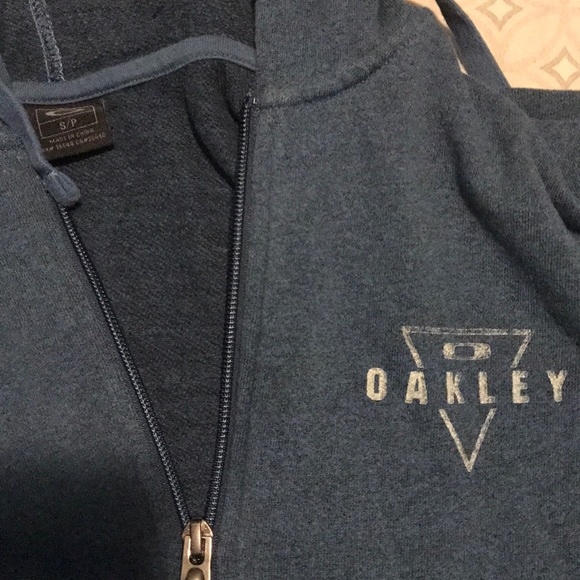 LIKE NEW!!!! Oakley size small zip up - Picture 2 of 3